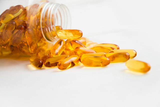riblje ulje<p dir=ltrZima donosi sa sobom brojne izazove za zdravlje, od suve kože i kose do povećanog rizika od prehlada i gripa. U ovim hladnim mesecima, važno je da se naše telo osnaži dodatnim nutrijentima kako bi se suprotstavilo ovim izazovima. Od ribljeg ulja bogatog omega-3 masnim kiselinama do vitamina D koji nedostaje tokom kratkih zimskih dana, ovaj tekst istražuje kako različiti suplementi mogu doprineti jačanju imuniteta, poboljšanju opšteg zdravlja i održavanju energije i vitalnosti u hladnoj sezoni.<h2 dir=ltrZašto je riblje ulje neophodno u svakom domu?</h2<p dir=ltr<a href=https://www.4upharma.com/sr/blog/riblje-ulje-je-odlicno-za-decu-ali-da-li-ste-znali-da-postoji-nesto-jos-bolje/125/Riblje ulje</a kao izvor omega-3 masnih kiselina, predstavlja ključan dodatak ishrani, naročito tokom zimskih meseci kada su naše potrebe za određenim nutrijentima povećane. Omega-3 masne kiseline, koje se nalaze u ribljem ulju, imaju brojne koristi za zdravlje koje su od suštinskog značaja za održavanje dobrobiti porodice.<p dir=ltrPrvo, omega-3 masne kiseline su neophodne za zdravlje srca i krvnih sudova. One pomažu u smanjenju nivoa triglicerida u krvi, što je važno za prevenciju srčanih oboljenja. Osim toga, doprinose smanjenju upalnih procesa u telu, što je posebno važno tokom zime kada su mnogi ljudi skloniji prehladama i gripu. Umanjujući upalne reakcije, riblje ulje može pomoći u jačanju imunološkog sistema i smanjenju učestalosti sezonskih bolesti.<p dir=ltrDrugo, omega-3 masne kiseline imaju pozitivan efekat na mentalno zdravlje. One doprinose održavanju funkcija mozga, uključujući pamćenje i koncentraciju. Posebno tokom zimskih meseci, kada mnogi ljudi doživljavaju sezonske promene raspoloženja ili čak sezonski afektivni poremećaj, omega-3 masne kiseline mogu pružiti neophodnu podršku za mentalno blagostanje. Takođe, one su poznate po svojoj sposobnosti da smanje simptome depresije i anksioznosti, što može biti posebno korisno u dugim i mračnim zimskim danima.<p dir=ltrTreće, ključne su za razvoj i zdravlje očiju i igraju važnu ulogu u očuvanju vida, <a href=https://www.centarzdravlja.rs/blog/evo-kako-da-unapredite-razvoj-vase-bebe-kroz-trudnocu.htmlposebno kod dece</a čiji se vizuelni sistemi još uvek razvijaju. <h2 dir=ltrZeleni čaj kao prirodni podstrek imunitetu i metabolizmu</h2<p dir=ltrBogat antioksidantima i drugim nutrijentima, zeleni čaj nudi mnoge prednosti za imunitet i metabolizam, što ga čini idealnim dodatkom svakodnevnoj rutini. Uvođenje zelenog čaja u svakodnevnu ishranu može pomoći u zaštiti organizma od sezonskih bolesti i doprineti opštem blagostanju.<pJedna od glavnih prednosti zelenog čaja je njegov visok sadržaj antioksidanata, posebno epigalokatehin galata (EGCG) koji su od suštinskog značaja za jačanje imunološkog sistema, jer štite ćelije od oštećenja izazvanih slobodnim radikalima i podržavaju opštu otpornost organizma. EGCG u zelenom čaju posebno je efikasan u borbi protiv upalnih procesa i podržava zdravu funkciju imunološkog sistema. Pored toga, neka istraživanja sugerišu da antioksidanti prisutni u zelenom čaju mogu doprineti prevenciji prehlada i virusnih infekcija, čineći ga idealnim napitkom za zimske dane kada su prehlade i grip češći.<p dir=ltrDruga značajna prednost je pozitivan uticaj na metabolizam. <a href=https://nova.rs/magazin/zdravlje/sta-se-zapravo-desava-u-tvom-telu-ako-svaki-dan-popijes-solju-zelenog-caja/Zeleni čaj</a može pomoći u ubrzavanju metabolizma, što je korisno ne samo za održavanje zdrave telesne težine, već i za poboljšanje energetskih nivoa. Aktivni sastojak kofein, iako prisutan u manjim količinama nego u kafi, može pružiti blagi stimulativni efekat koji pomaže u poboljšanju<p dir=ltrkoncentracije i smanjenju umora. Takođe, zeleni čaj stimuliše termogenezu - proces u kojem telo sagoreva kalorije za proizvodnju toplote, što može doprineti boljoj kontroli telesne težine i efikasnijem sagorevanju masti.<p dir=ltrNa kraju, redovna konzumacija zelenog čaja može imati pozitivne efekte na zdravlje srca. Flavonoidi prisutni u zelenom čaju doprinose smanjenju rizika od kardiovaskularnih oboljenja, snižavajući nivo lošeg holesterola (LDL) i poboljšavajući elastičnost krvnih sudova. Ovo može biti posebno važno tokom zime kada hladnije temperature mogu povećati rizik od srčanih problema.<h2 dir=ltrGlukozamin - podrška za zglobove i mobilnost tokom hladnih dana</h2<p dir=ltrGlukozamin je jedan od ključnih suplemenata za očuvanje zdravlja zglobova, posebno tokom hladnih zimskih meseci kada mnogi ljudi doživljavaju povećanu ukočenost i bolove u zglobovima. Kako temperature padaju, zglobovi mogu postati manje fleksibilni i više podložni nelagodnostima, što čini glukozamin izuzetno važnim dodatkom za održavanje mobilnosti i smanjenje nelagodnosti povezanih sa zglobnim problemima.<p dir=ltrGlukozamin je prirodna supstanca koja se nalazi u ljudskom telu, posebno u hrskavici zglobova. On igra vitalnu ulogu u izgradnji i održavanju zdrave hrskavice, što je ključno za glatko i bezbolno kretanje zglobova. Kako starimo, prirodna proizvodnja glukozamina se smanjuje, što može dovesti do degeneracije hrskavice i razvoja artritisa i drugih zglobnih oboljenja. Suplementacija glukozaminom, stoga, može pomoći u održavanju zdravlja zglobova, smanjenju boli i poboljšanju opšte mobilnosti, posebno u hladnijim mesecima kada su simptomi zglobnih problema često izraženiji.<p dir=ltrDodatna prednost glukozamina leži u njegovoj sposobnosti da deluje kao antiinflamatorno sredstvo. Upale su često prisutne kod zglobnih problema, uzrokujući bol i oticanje. Glukozamin pomaže u smanjenju ovih upalnih procesa, što dovodi do smanjenja boli i povećanja funkcionalnosti zglobova. Ovo je posebno korisno tokom zime, kada hladno vreme može pogoršati simptome upala i povećati nelagodnost u zglobovima.