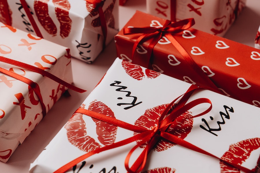 Poklon za Dan zaljubljenih – simbolika koja neguje bliskost